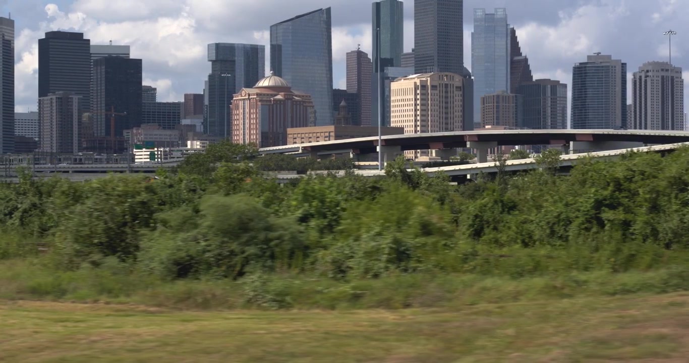 Imagem de drone movendo-se para a esquerda revelando o centro de Houston, Texas.