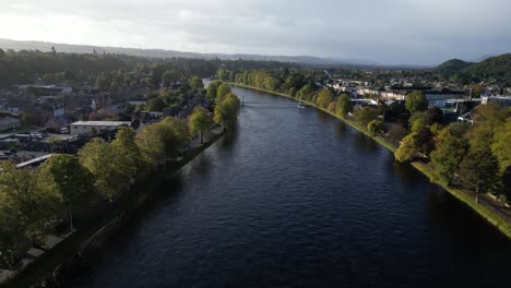 Imágenes-Aéreas-De-Drones-Del-Río-Ness-En-Inverness,-Escocia-En-Las-Tierras-Altas