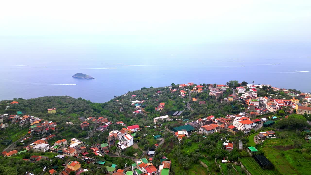 Costiera Amalfitana nell'Italia meridionale vicino a Napoli - ripresa aerea con drone.