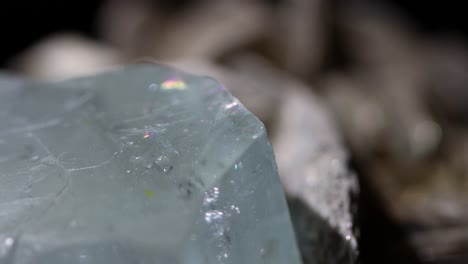 un detalle macro de un cristal de aguamarina que muestra sus cualidades prismáticas