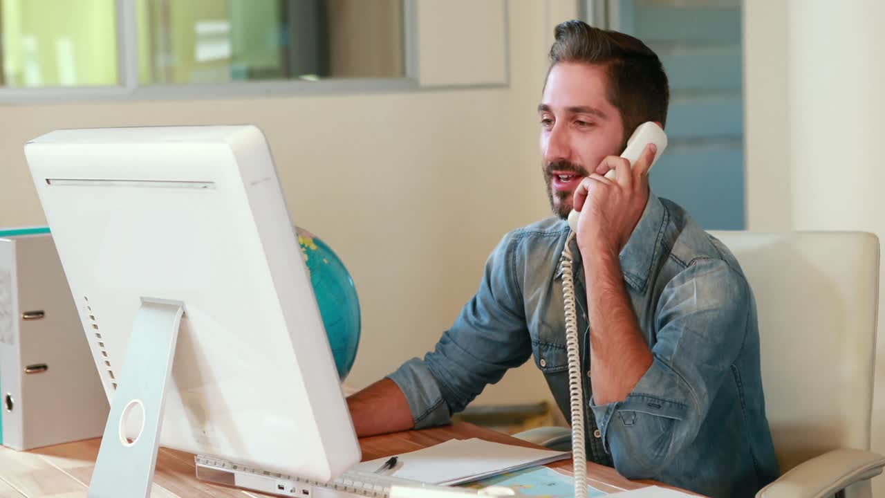 hombre de negocios casual teniendo una llamada telefónica