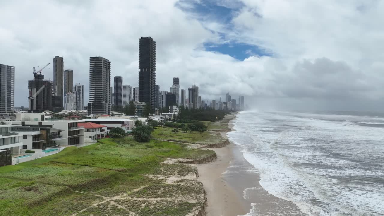 Giant waves pound the coast as Cyclone moves towards the Queensland Coast