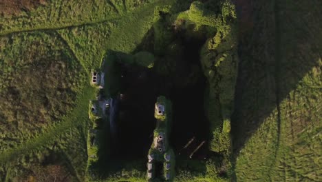 Ascenso-Aéreo-Marcos-De-Arriba-Hacia-Abajo-Diseño-De-Las-Ruinas-Del-Castillo-Irlandés