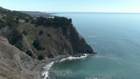 Langsam-Vorwärts-Bewegte-Luftaufnahme-Eines-Zerklüfteten-Punkts-Auf-Dem-Highway-1-In-Kalifornien,-USA