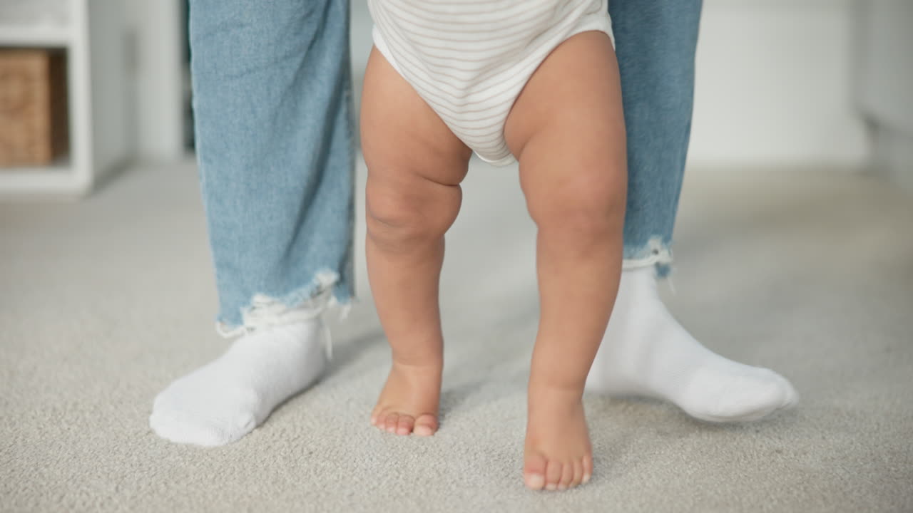 piernas, el bebé aprende a caminar con los padres
