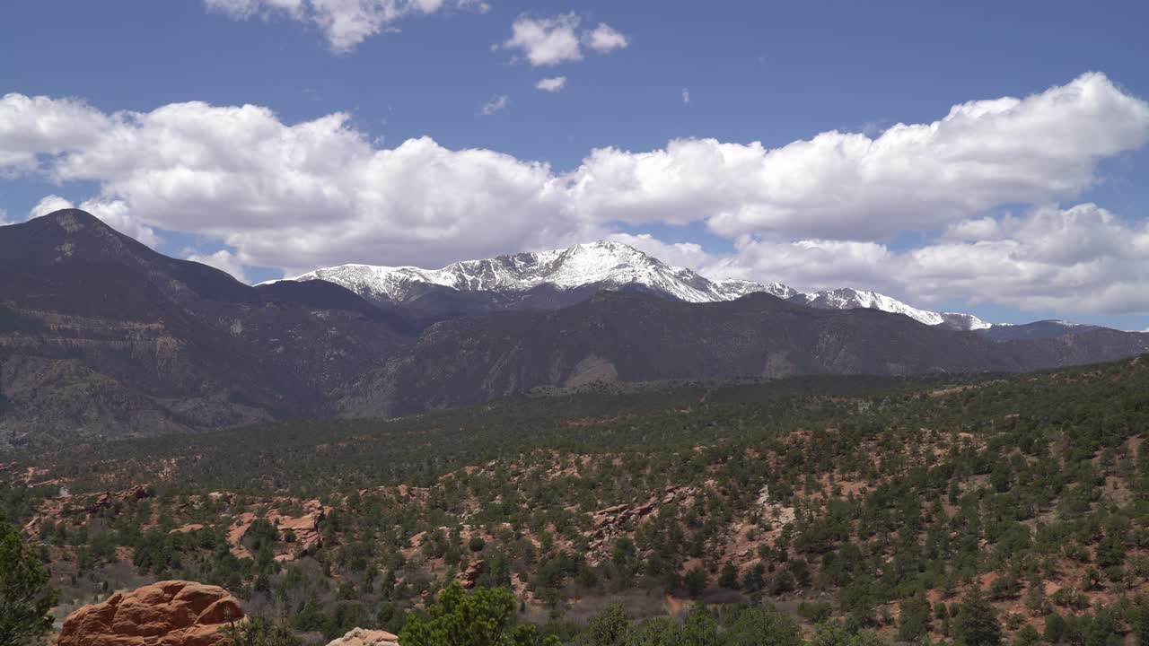 vista panorámica de la montaña pikes peak desde colorado springs