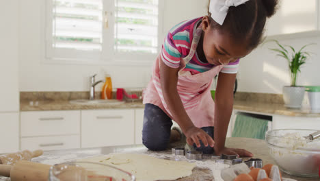 Feliz-Niña-Afroamericana-Usando-Cortadores-De-Galletas-En-La-Cocina