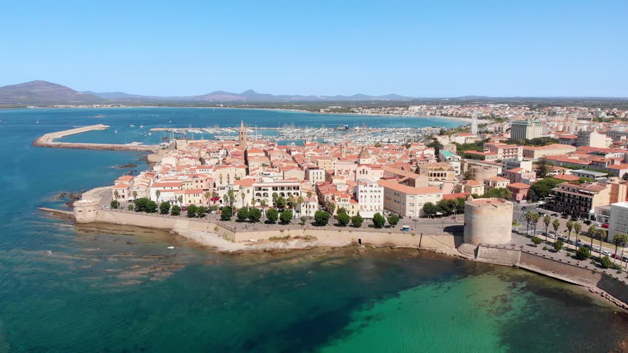 Drone aereo si avvicina al centro storico di Alghero lungo la costa mediterranea.
