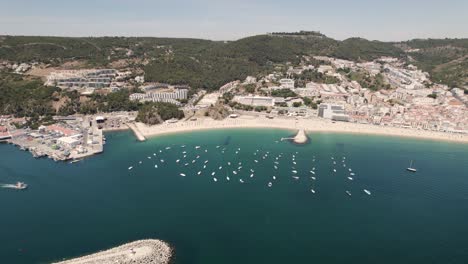 Lanchas-Y-Yates-Anclados-En-El-Tranquilo-Océano-Atlántico-Frente-A-La-Playa-De-Ouro,-Sesimbra