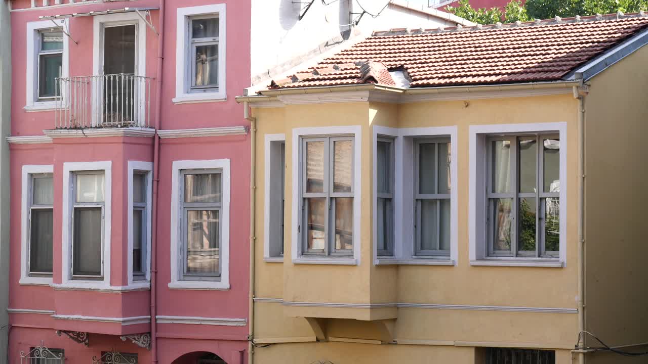 edificios históricos coloridos en una calle de la ciudad