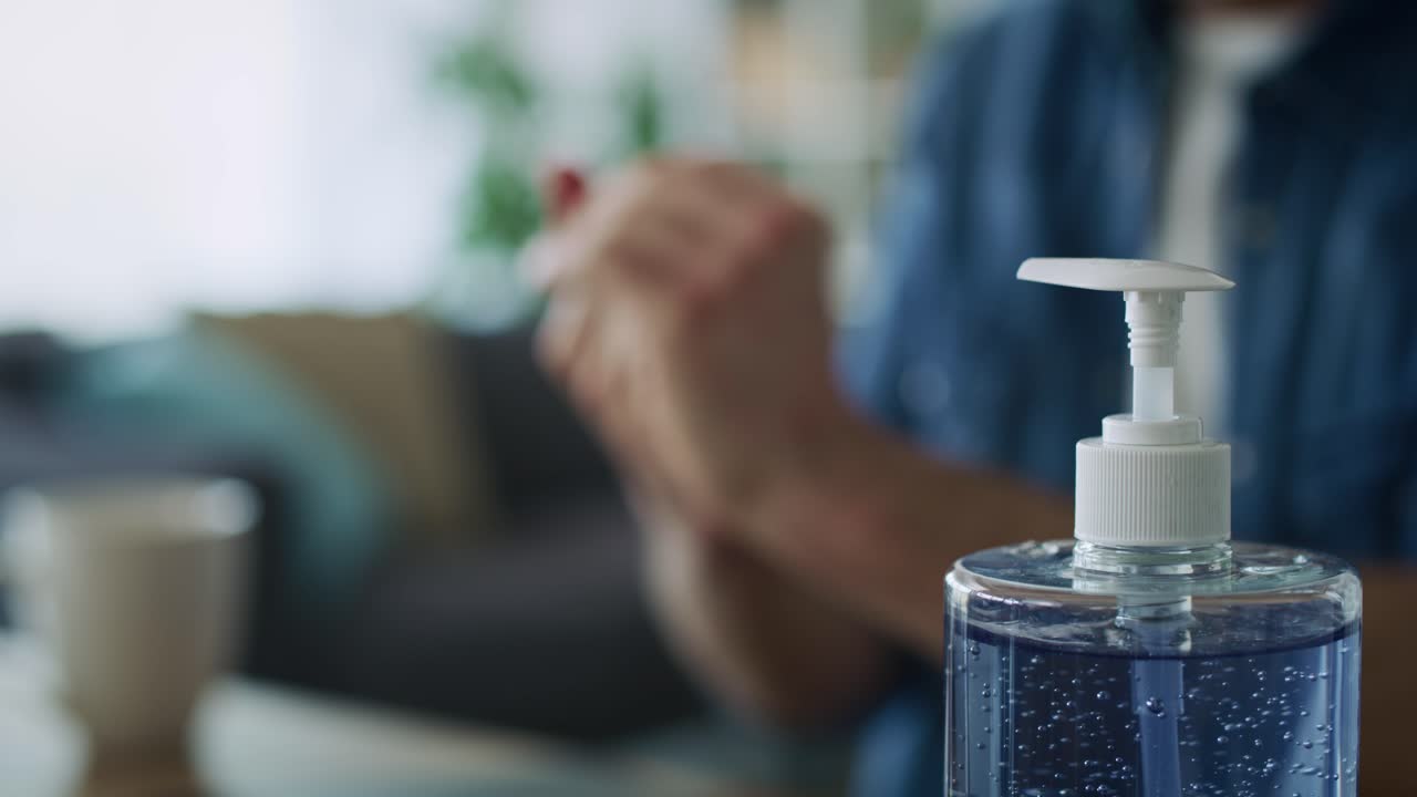 hombre desinfectando sus manos y comenzando a trabajar
