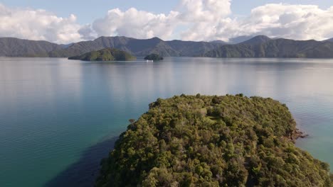 Toma-Aérea-De-Establecimiento-Del-Sonido-De-La-Reina-Charlotte,-Nueva-Zelanda