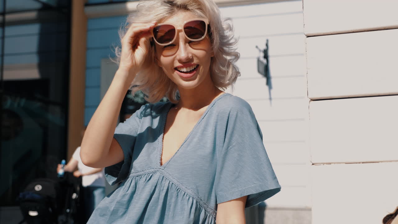 도시 거리에서 행복한 여자