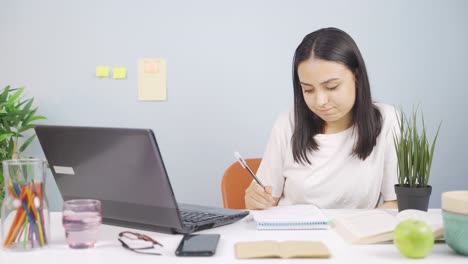 una estudiante tímida.