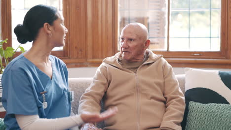 atención médica, discusión y médico con un anciano