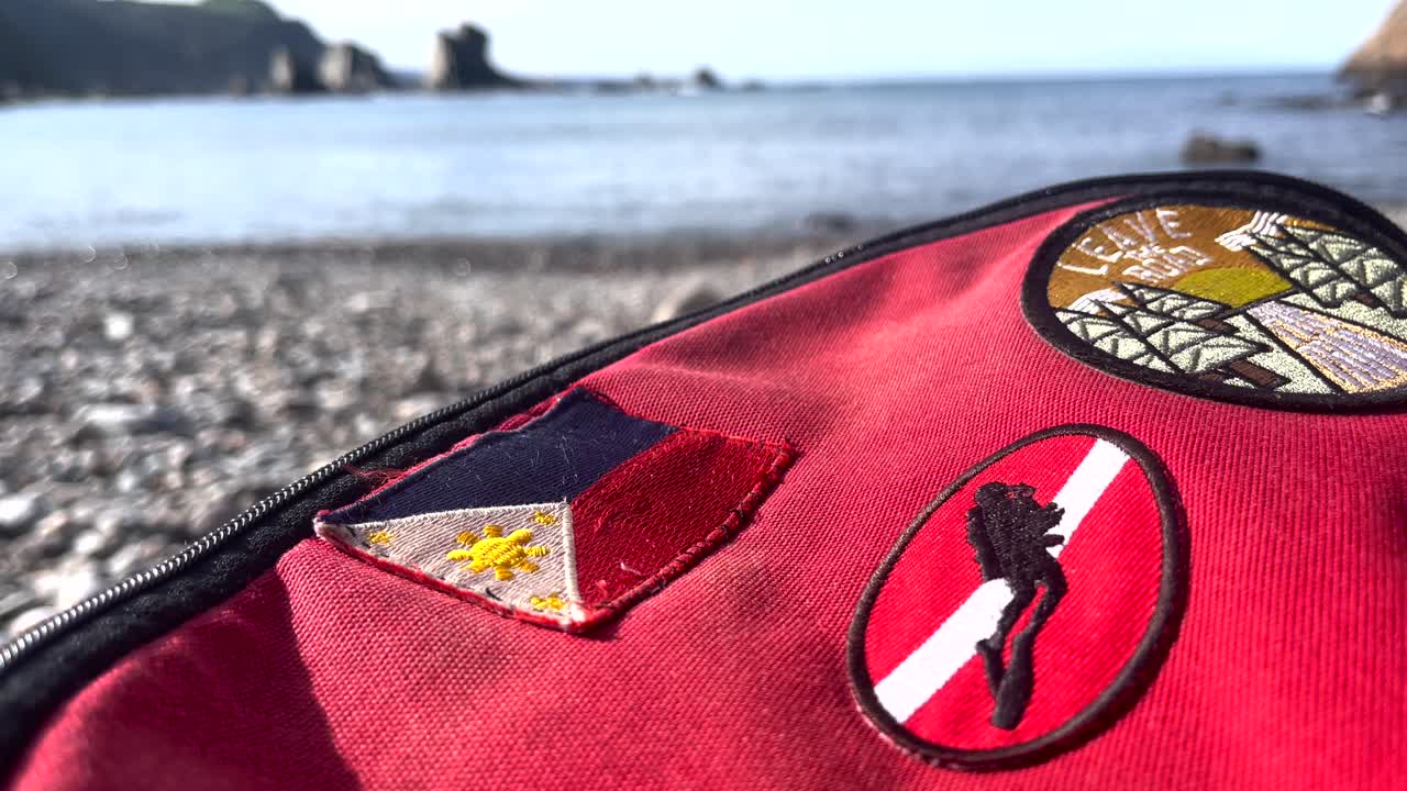 패치로 가득한 레드 이스트팩 스타일 백팩