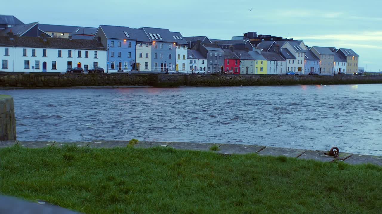 toma en cámara lenta de "el largo paseo" y el río corrib desde la cuenca de claddagh en galway