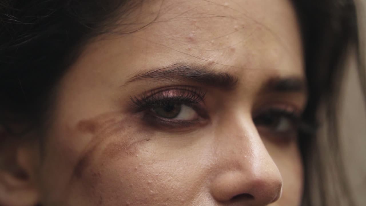 joven modelo femenina con maquillaje manchado ojos cerrados en cámara lenta triste y con el corazón roto