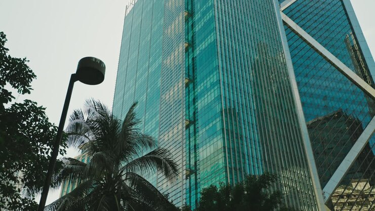 Un rascacielos moderno en el paisaje urbano