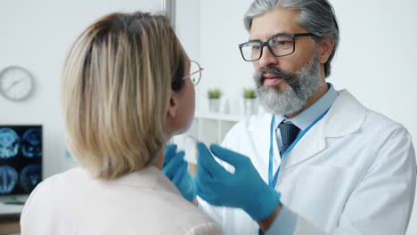 el médico examina el cuello del paciente