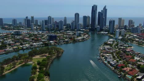 Vista-Aérea-Panorámica-Del-Paraíso-De-Los-Surfistas,-Canales-Y-Casas-De-Lujo-Tranquilos-Días-De-Verano