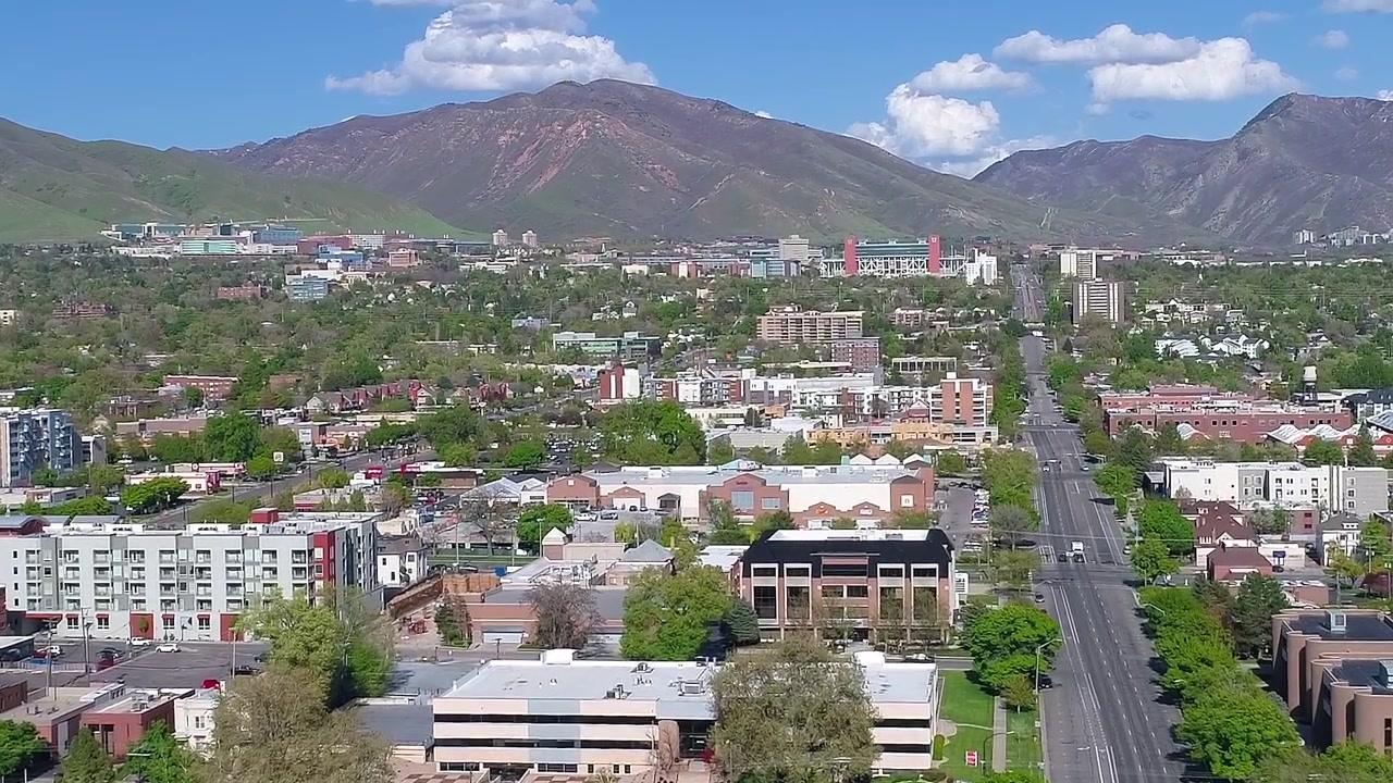 Vista de una ciudad rodeada de montañas en EE. UU. con muchos árboles