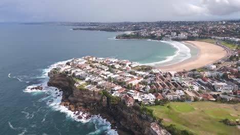 Sydney-Bondi-Beach,-Meerseite,-Häuserviertel-Mit-Meerblick