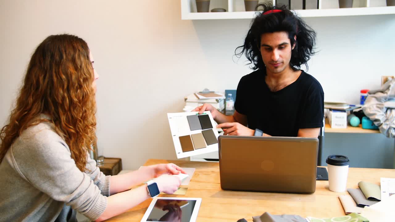 ejecutivos discutiendo sobre la losa