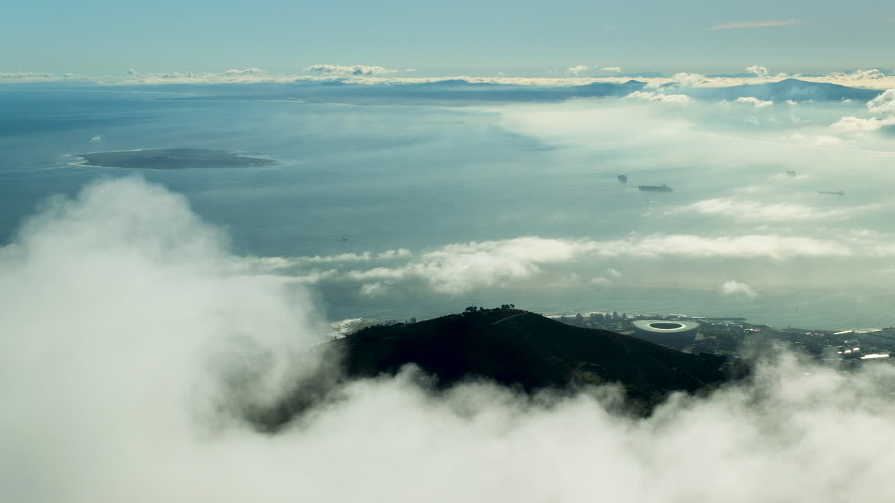 вид на возвышенность над облаками со столовой горы острова роббен, сигнальный холм