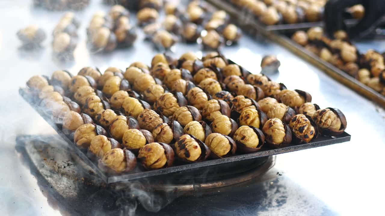 Castagne arrostite su un vassoio