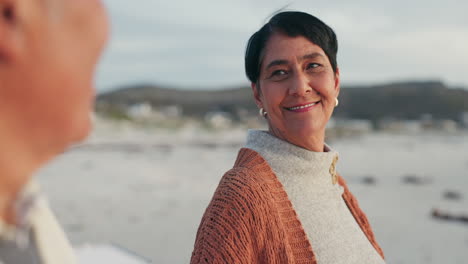 Amor,-Sonrisa-Y-Diversión-Con-Una-Pareja-De-Ancianos-En-La-Playa.