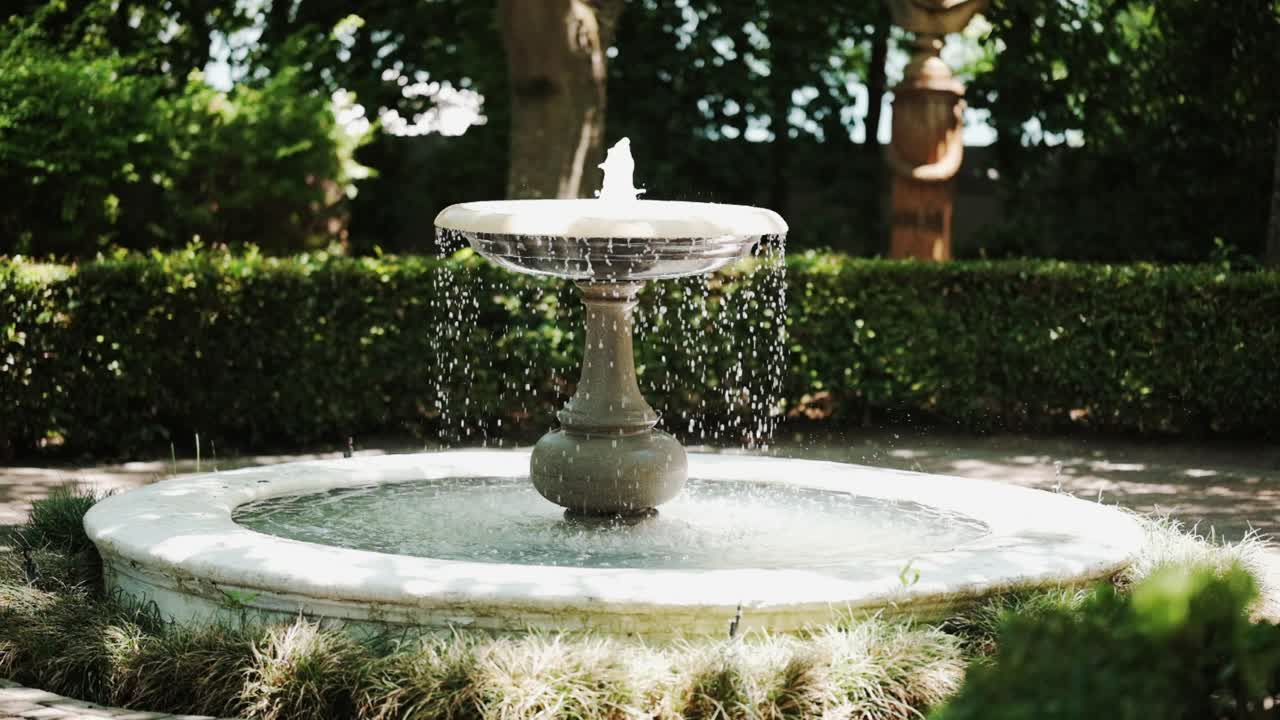 Une fontaine paisible sur un magnifique domaine avec de l’eau qui coule en cascade
