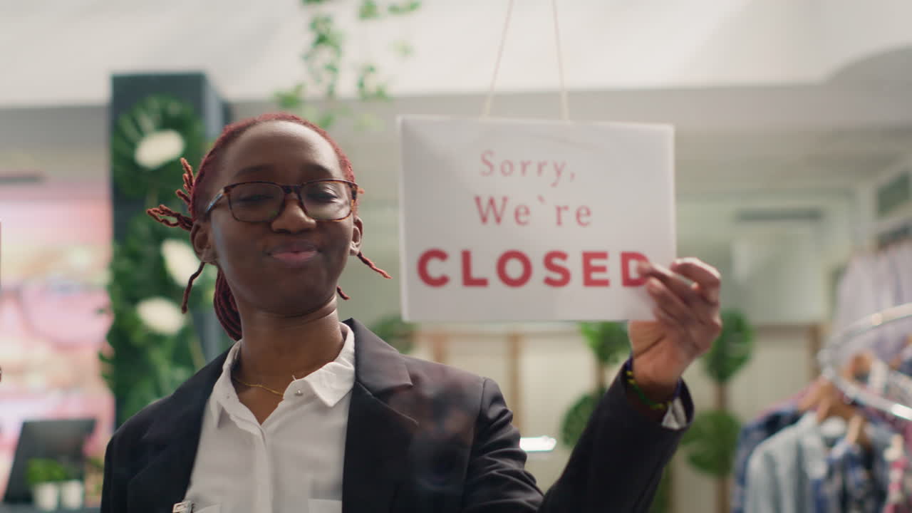mujer alegre abriendo una boutique de moda