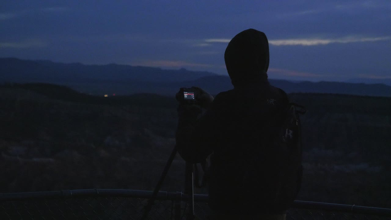 Silhouette di un fotografo che realizza un time lapse a Bryce Point prima dell'alba