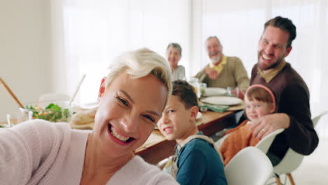 Selfie,-Familiengesicht-Und-Abendessen-Mit-Kindern