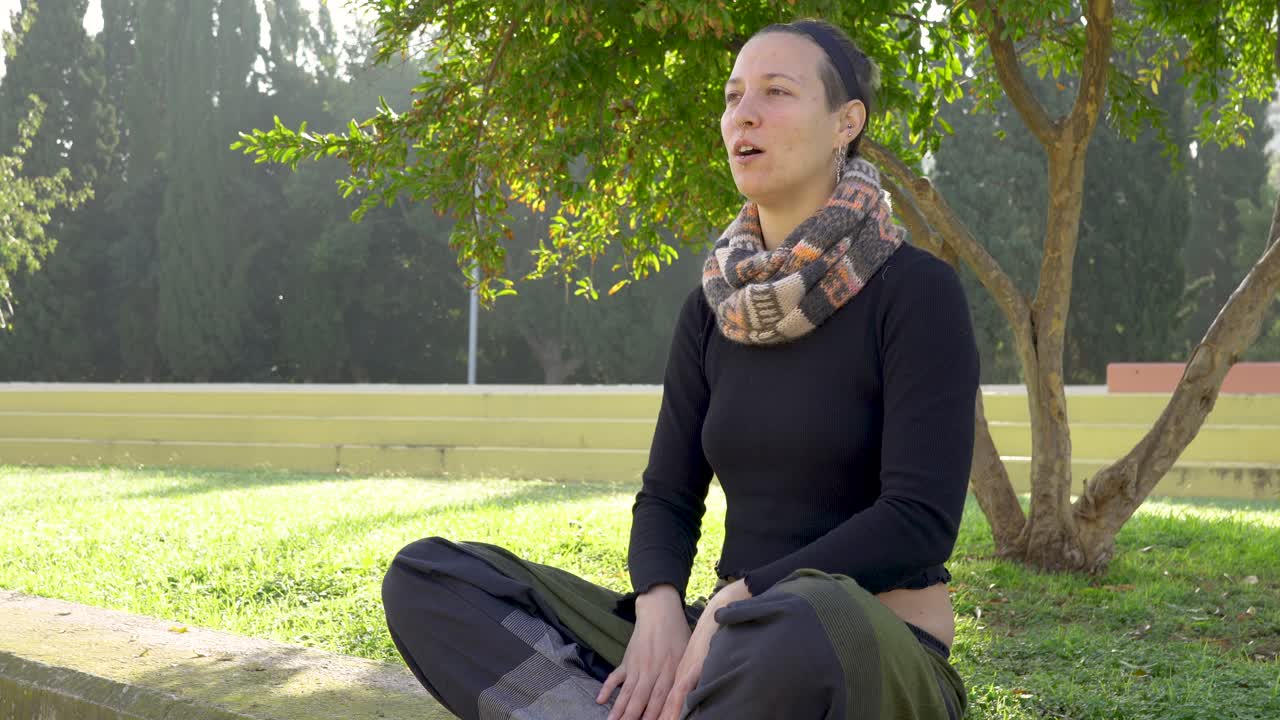 웃는 요가 선생님은 포즈를 할 수 없습니다