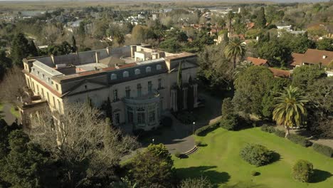 filmación con drones del palacio sans souci, o palacio sans souci, en buenos aires argentina en 4k