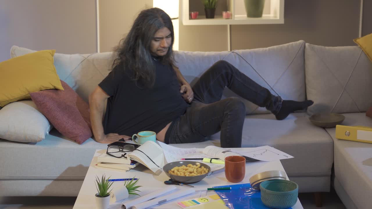 el hombre perezoso y desordenado está en casa.