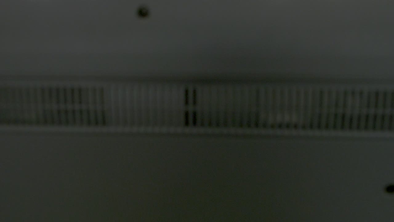 아시안 메이트 그룹이 집에서 tv에서 스포츠 대회를 보고 있습니다.