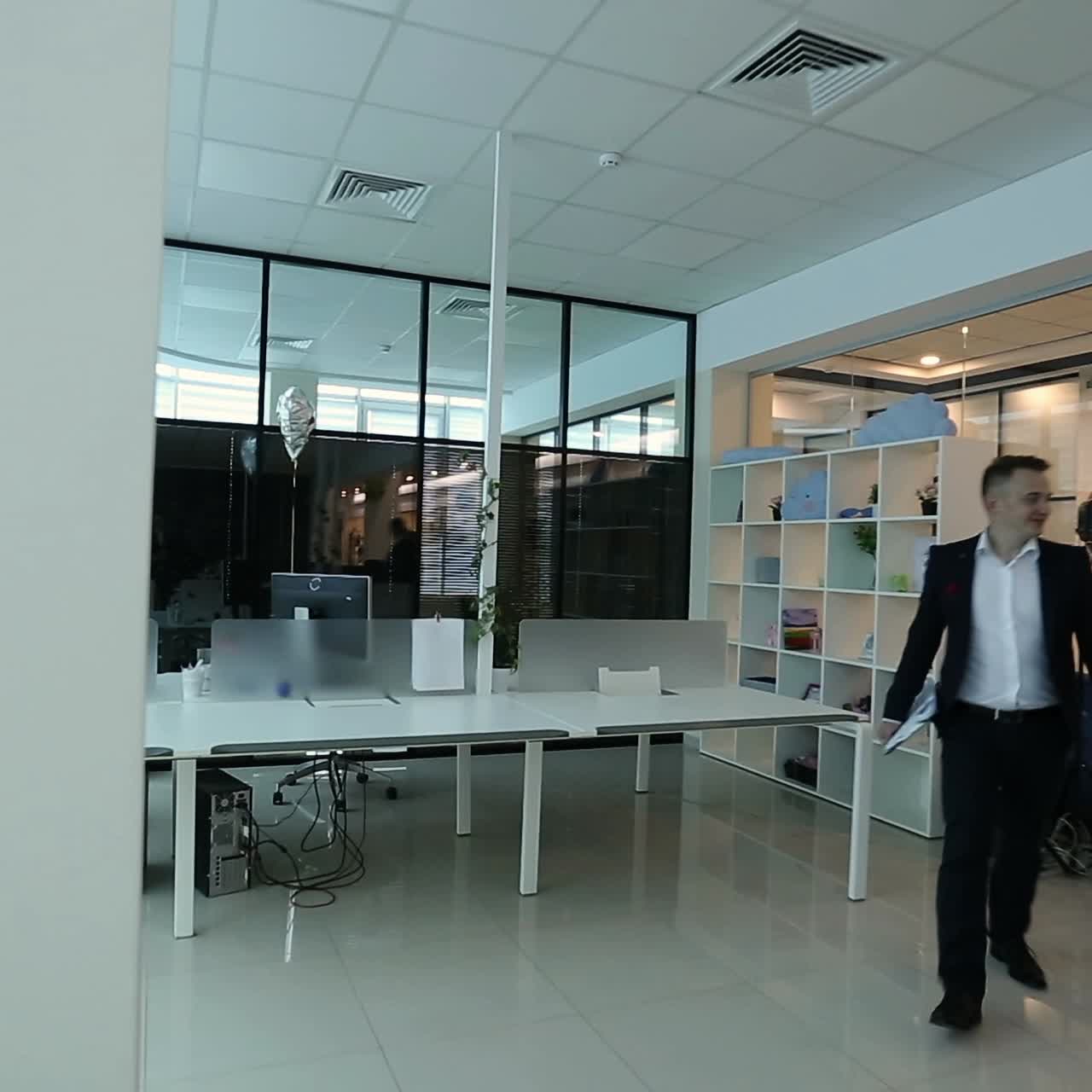 personal que trabaja en una oficina ocupada