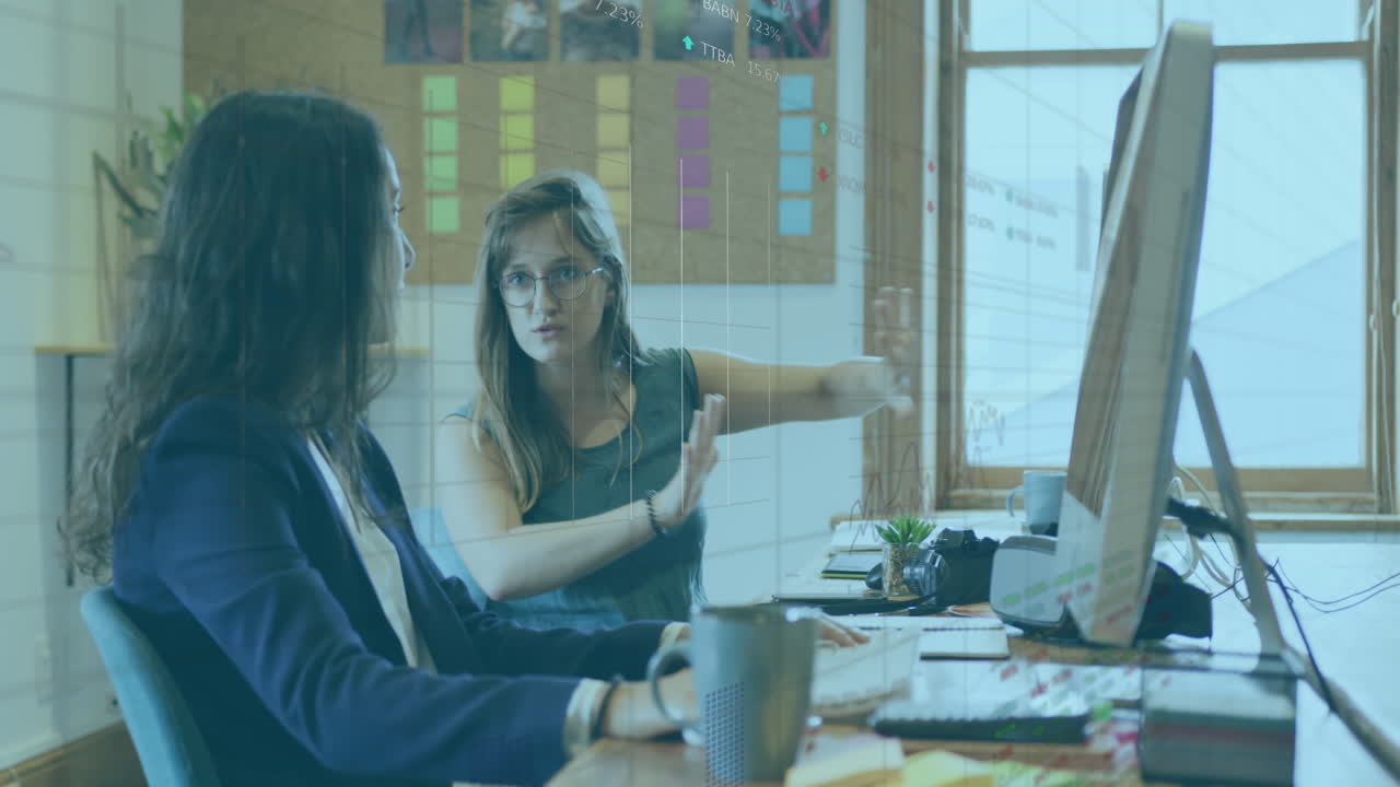 animación del procesamiento de datos financieros sobre diversas personas de negocios en la oficina