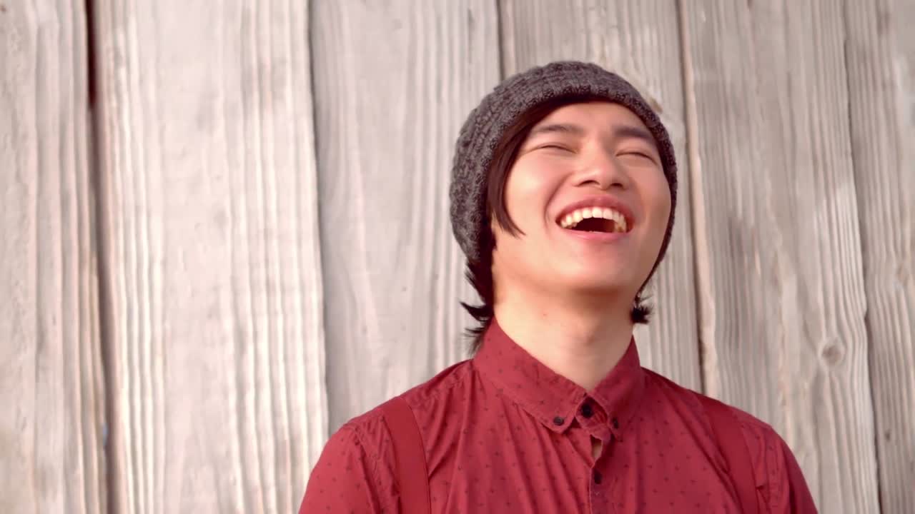 카메라를 가리키는 행복한 스터