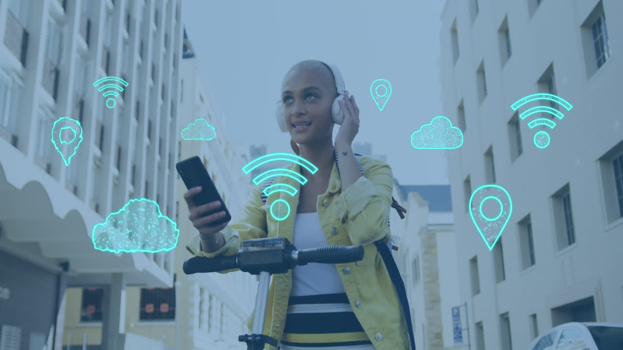 animación de iconos de redes sociales sobre mujeres biraciales que usan teléfonos inteligentes.