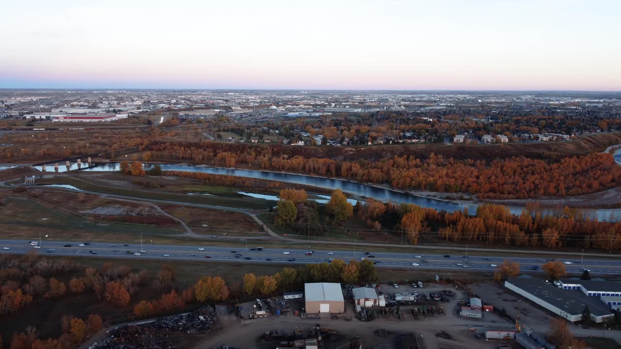 río bow en calgary durante la temporada de otoño, capturado desde una vista de avión no tripulado