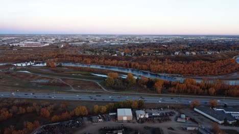 Río-Bow-En-Calgary-Durante-La-Temporada-De-Otoño,-Capturado-Desde-Una-Vista-De-Drone