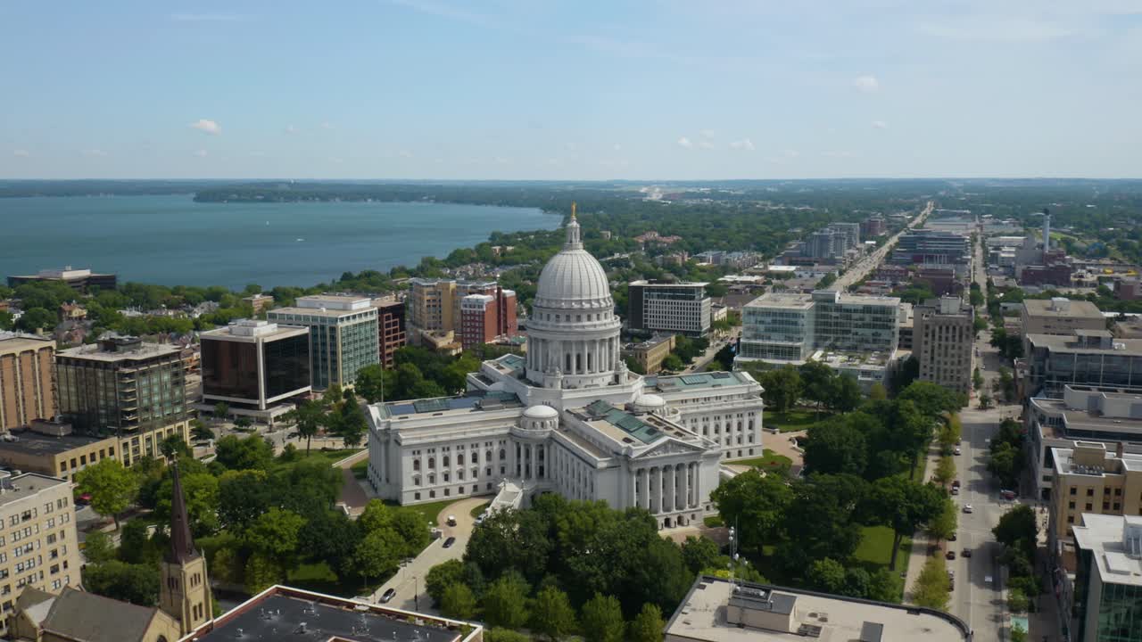 hiperlapso aéreo - edificio del capitolio del estado de wisconsin el día de verano