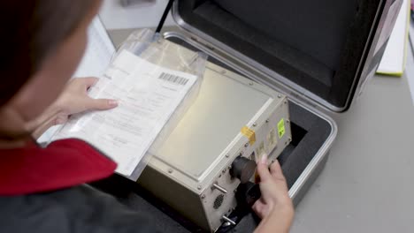 manipulación de equipos sensibles y papeleo en un estuche de protección