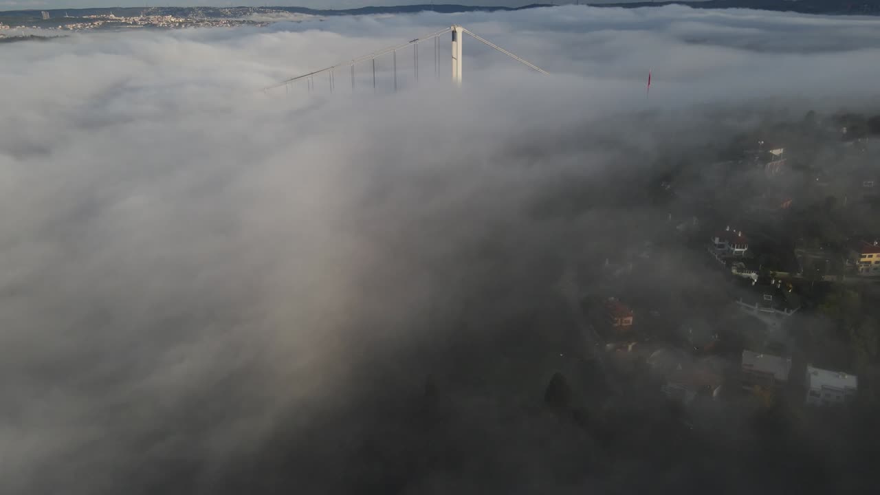 파티흐 술탄 메흐메트 다리 - 안개 속의 드론 비디오