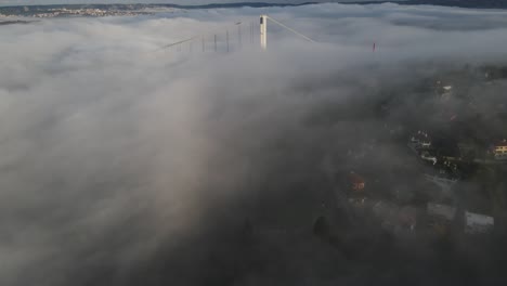 el puente de fatih sultan mehmet en el video de drones de la niebla de beykoz estambul