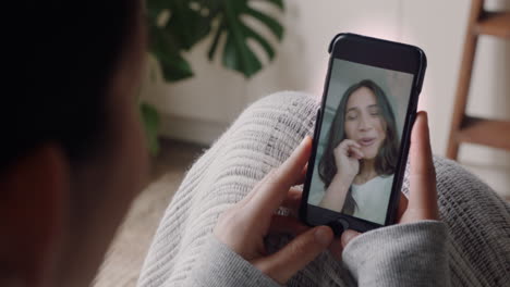 Mujer-Joven-Teniendo-Video-Chat-Usando-Un-Teléfono-Inteligente-En-Casa-Charlando-Con-Un-Amigo-Disfrutando-De-Una-Conversación-Compartiendo-Su-Estilo-De-Vida-En-Un-Teléfono-Móvil